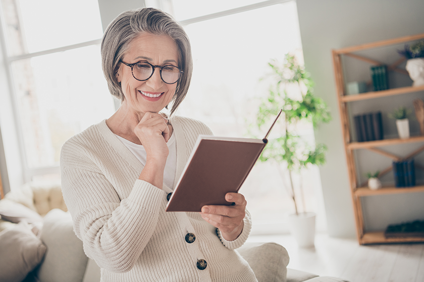 photo-pretty-thoughtful-elderly-lady-wear-white-cardigan-spectacles-enjoying